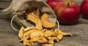 Comment les pommes séchées utiles, calories, recette et stockage