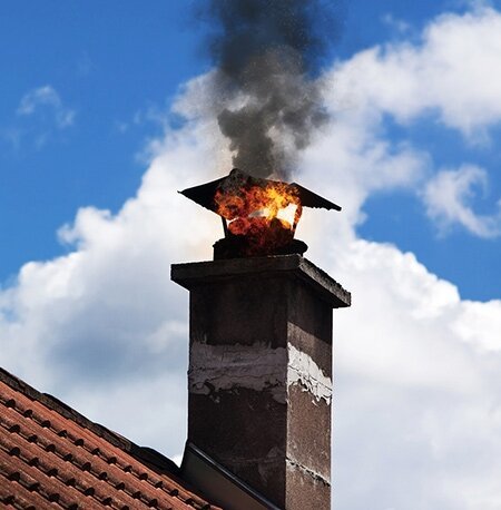 La combustion de la suie dans la cheminée.