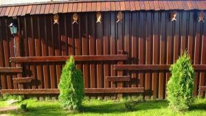 Comment décorer une clôture de carton ondulé?