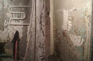 Réparation de salle de bains et toilettes dans le Khrouchtchev. Jour 2: chape, balises de plâtre