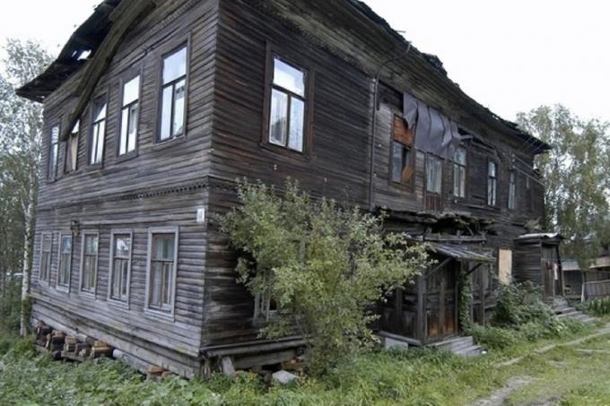 Un exemple de la vieille maison (source d'image - Yandex-images)