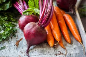 Garder les betteraves douces et carottes dans le jardin: des techniques efficaces