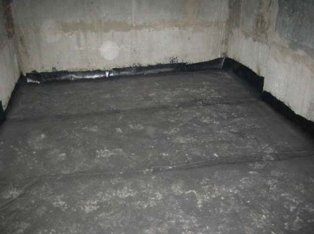 sous-sol Rouleau isolant horizontal avec chevauchement sur le mur. 10-12 cm.