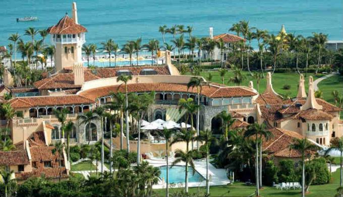 Mar-a-Lago à Palm Beach. hôtel Club privé. Dites, on estime à 200 millions. $. Il fait un bénéfice de 15 millions $. $ Par année. (Image Source - Yandex-images)
