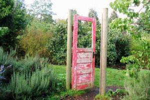 Beau décor de jardin de vieilles fenêtres et portes