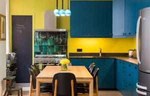 Tandem couleur impressionnante pour votre cuisine. 6 combinaisons de couleurs chics
