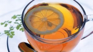 Si vous buvez régulièrement du thé au citron le matin, vous pouvez améliorer considérablement la condition de la peau. Il donne de la force et de l'élasticité de la peau et empêche les changements liés à l'âge. 