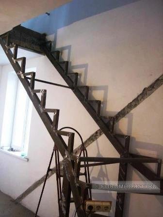 Structure en métal pour escaliers en bois.