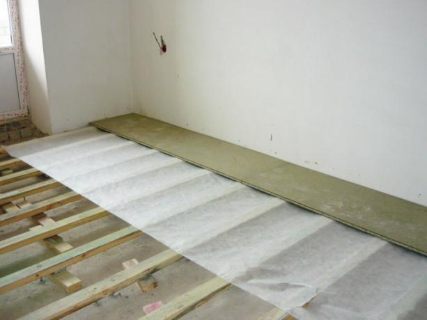 Installation du plancher. Photo: vsedlyastroiki.ru