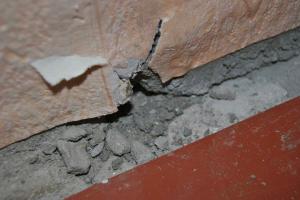 L'écart entre le sol et le mur: que réparer pour qu'il n'y ait pas de courants d'air, d'humidité, d'insectes
