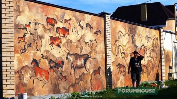 En fait, pour peindre 40 mètres de clôture, l'artiste a pris 2 semaines.
