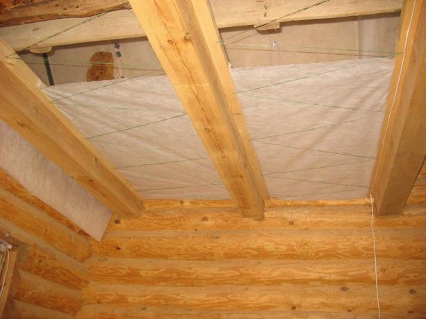 Isolation thermique des sols dans la maison en bois