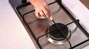 Comment nettoyer une grille sur une cuisinière à gaz de l'échelle et de la graisse?