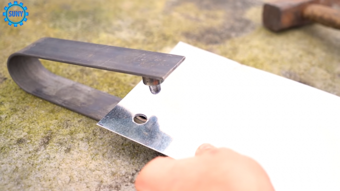 Le procédé de fabrication des trous dans la feuille métallique en utilisant un instrument fait maison