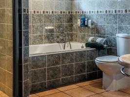 Comment nettoyer la cuvette des toilettes sur la pierre urinaire
