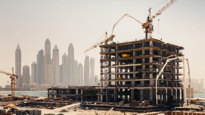 Le processus de construction d'un gratte-ciel aux Emirats Arabes Unis