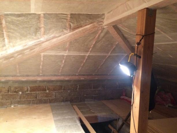 L'isolation thermique du toit avec l'installation d'une barrière de vapeur.