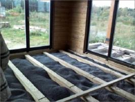 L'isolation thermique d'une maison de cadre. matériaux d'isolation sédiments.