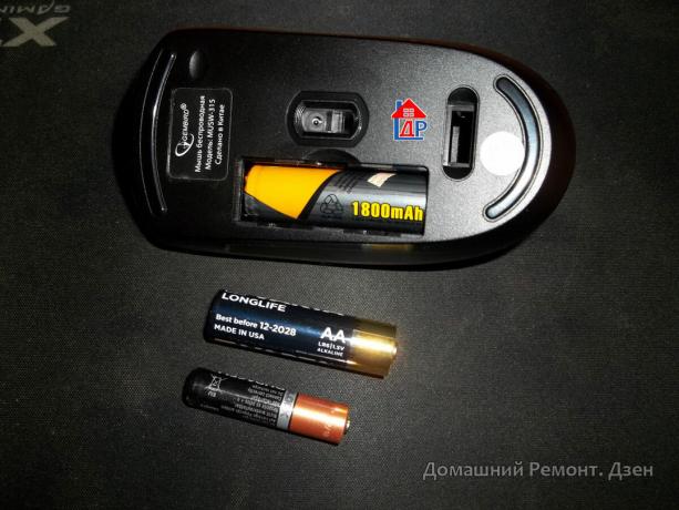 Batterie sur une souris d'ordinateur sans fil