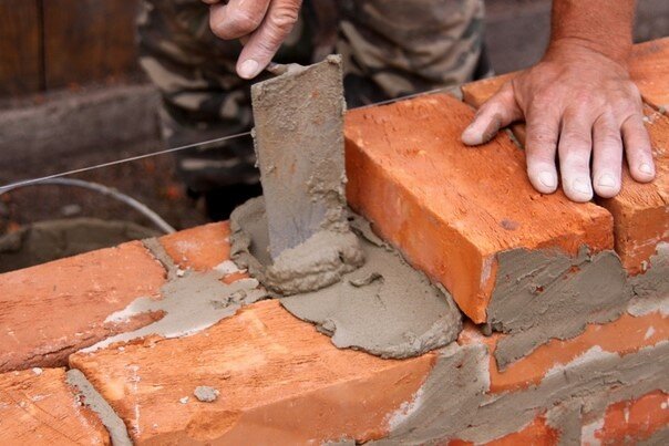 La pose des briques - un processus long et laborieux