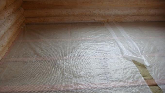 La pose d'un pare-vapeur d'un film de polyéthylène renforcé dans la maison en bois