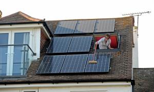 Les panneaux solaires dans les maisons écologiques de l'avenir deviendront une nécessité, pas un luxe