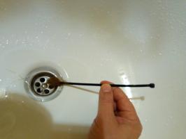 Une façon simple mais très efficace pour nettoyer le drain dans la salle de bain des cheveux sans enlever le siphon.