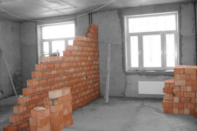 Montage des murs en briques. service de photo avec des photos Yandex.