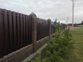 La forme finale des blocs de clôture « Washed béton » et metalloshtaketnika