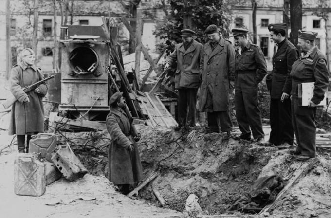 Pit, où il a été enterré le Führer et des boîtes sur l'essence. mai 1945