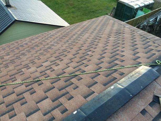Installation de l'arête de ventilation du toit souple.