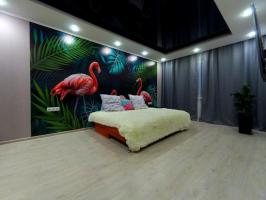 Chambre avec flamants roses et cuisine avec une plume - fait une rénovation créative dans leur pièce kopeck
