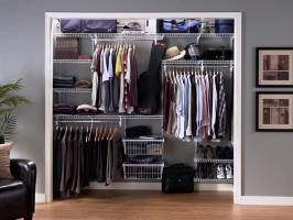 La question se pose - comment organiser la garde-robe même dans un grand appartement. 5 bonnes idées.