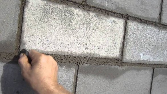 Les diluants les joints de maçonnerie, les fuites moins de chaleur à travers le mur de pierre.