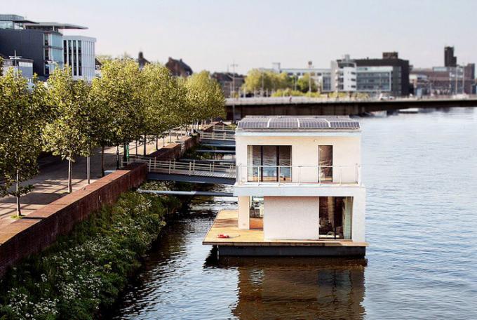 photo: https://architecture.ideas2live4.com/2015/08/08/autarkhome-a-fully-sustainable-houseboat/?amp