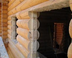 Installation de portes dans une maison en bois. Que faire pour éviter le coin?