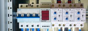 Méthodes de protection des réseaux électriques domestiques contre les surtensions, variété de dispositifs et méthodes de protection pour leur installation.