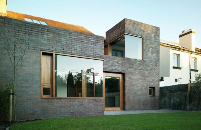 La maison dans le style de minimalisme en briques de céramique