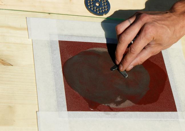 aiguiser un moulin à couteau sur du papier de verre