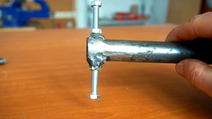 Installation des clips latéraux pour créer un outil de traction avec leurs propres mains