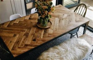 Peut banale table en bois, devenu une fierté dans votre intérieur? Facilement. 6 idées originales de bricolage