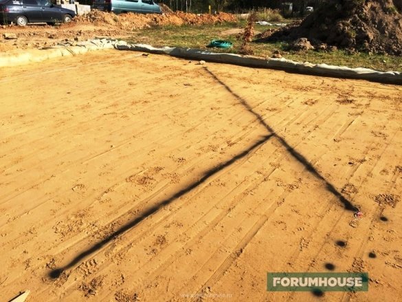 lignes dans les pistes de sable ont été marquées avec de la peinture pulvérisée à partir d'une bombe aérosol, selon une corde tendue.