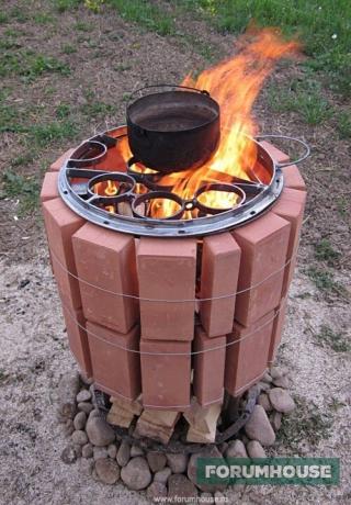  BBQ maison de métal et briques tient parfaitement la chaleur.