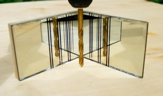 Deux miroirs avec des encoches - un dispositif fait maison pour percer des trous à angle droit