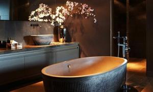 6 décisions de conception qui peuvent transformer votre salle de bains dans un élégant espace élégant et inoubliable