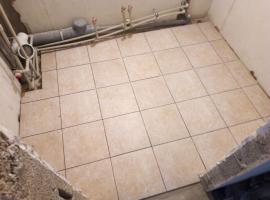 Salle de bains réparation: gamme de revêtements de sols et murs. Face à la négligence d'un employé