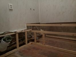 Transfiguration salle de bains terne dans une salle de bains propre. réparation économique. panneaux PVC: l'installation sur les murs et les plafonds