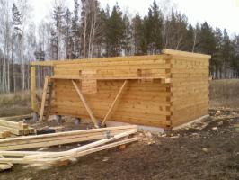 La construction de terrasses et toit chevrons bains de bois carré
