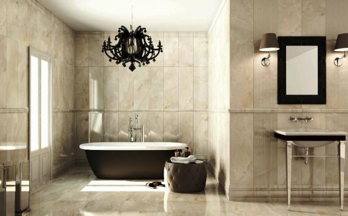 Les carreaux de céramique dans la salle de bain en marbre ressemblent. Photos des services photos Yandex. 