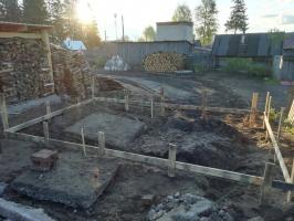 Père et fils en été construit un bain de fraîcheur pour uchastke🛠